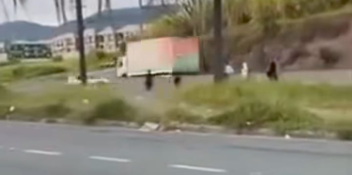  Pessoas continuam a atravessar a pé a Hermenegildo Tonoli